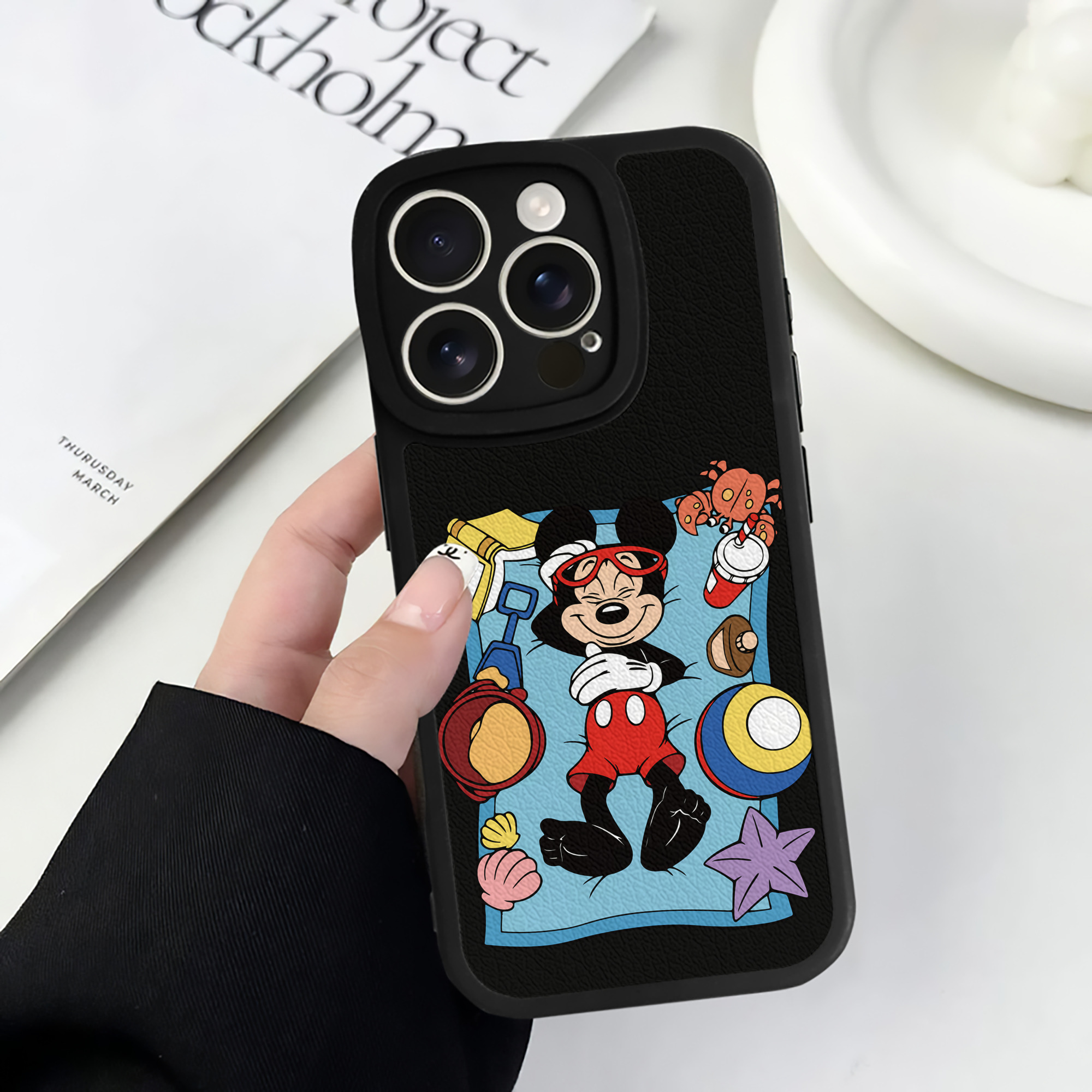 （画像用） ミッキーマウス Mickey Mouse 【iPhone 16シリーズ対応】シリコンスマホケース（レザー調） 材質：シリコン